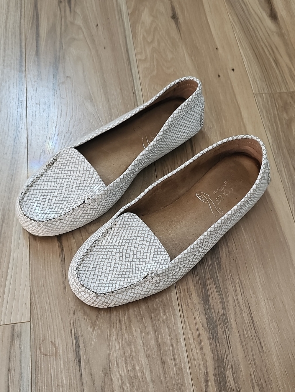 AEROSOLES Cream Snakeskin-Texture Slip-On Loafers